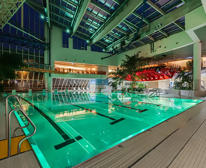 Sportbecken beleuchtet in den Titus Thermen