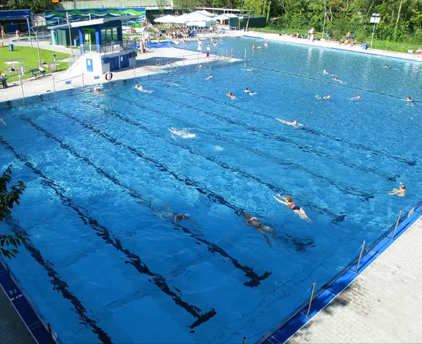 Menschen im Mehrzweckbecken im Freibad Hausen