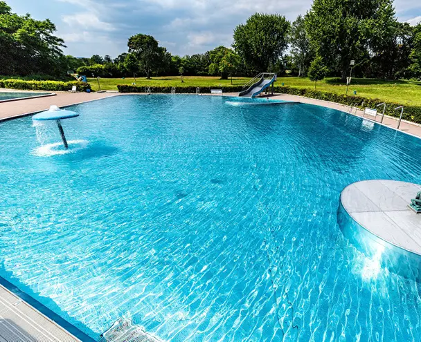 Schwimmbecken mit Rutsche und Wassersprudelpilz im Silobad